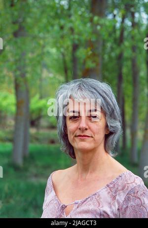 Ritratto di donna matura nei boschi. Foto Stock
