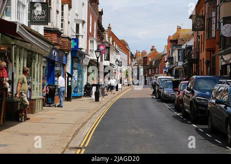 Segale, East Sussex, Regno Unito. 30 maggio 2022. Tempo britannico: I visitatori dell'antica città di Rye camminano lungo la strada principale con alcuni negozi decorati per le celebrazioni del Giubileo della Regina imminente. Photo Credit: Paul Lawrenson /Alamy Live News Foto Stock