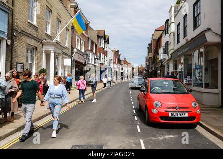 Segale, East Sussex, Regno Unito. 30 maggio 2022. Tempo britannico: I visitatori dell'antica città di Rye camminano lungo la strada principale con alcuni negozi decorati per le celebrazioni del Giubileo della Regina imminente. Photo Credit: Paul Lawrenson /Alamy Live News Foto Stock