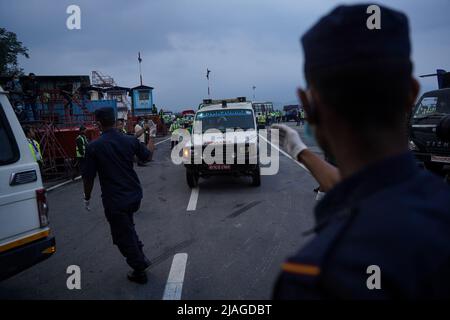 Kathmandu, NE, Nepal. 30th maggio 2022. Il personale di sicurezza del Nepal porta a Kathmandu, il 30 maggio 2022, i corpi delle vittime di un incidente aereo. Un velivolo a due lontre che trasportava 22 persone si era schiantato a Mustang del Nepal occidentale il 29 maggio, uccidendo tutti a bordo. (Credit Image: © Aryan Dhimal/ZUMA Press Wire) Foto Stock