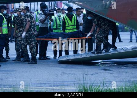 Kathmandu, NE, Nepal. 30th maggio 2022. Il personale di sicurezza del Nepal porta a Kathmandu, il 30 maggio 2022, i corpi delle vittime di un incidente aereo. Un velivolo a due lontre che trasportava 22 persone si era schiantato a Mustang del Nepal occidentale il 29 maggio, uccidendo tutti a bordo. (Credit Image: © Aryan Dhimal/ZUMA Press Wire) Foto Stock