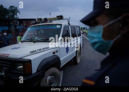 Kathmandu, NE, Nepal. 30th maggio 2022. Il personale di sicurezza del Nepal porta a Kathmandu, il 30 maggio 2022, i corpi delle vittime di un incidente aereo. Un velivolo a due lontre che trasportava 22 persone si era schiantato a Mustang del Nepal occidentale il 29 maggio, uccidendo tutti a bordo. (Credit Image: © Aryan Dhimal/ZUMA Press Wire) Foto Stock