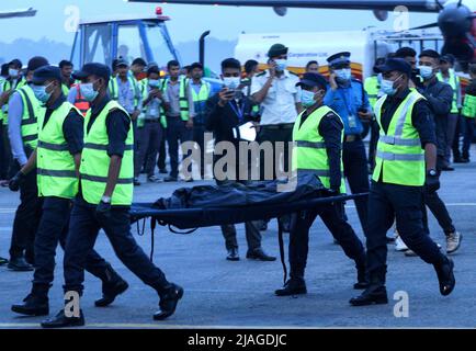 Kathmandu, NE, Nepal. 30th maggio 2022. Il personale di sicurezza del Nepal porta a Kathmandu, il 30 maggio 2022, i corpi delle vittime di un incidente aereo. Un velivolo a due lontre che trasportava 22 persone si era schiantato a Mustang del Nepal occidentale il 29 maggio, uccidendo tutti a bordo. (Credit Image: © Aryan Dhimal/ZUMA Press Wire) Foto Stock