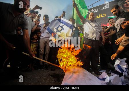 Gaza, Palestina. 29th maggio 2022. I palestinesi bruciano le rappresentazioni delle bandiere israeliane durante la protesta per le tensioni nella Moschea al-Aqsa di Gerusalemme a Khan Younis, la striscia meridionale di Gaza. Credit: SOPA Images Limited/Alamy Live News Foto Stock