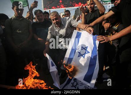 Gaza, Palestina. 29th maggio 2022. I palestinesi bruciano le rappresentazioni delle bandiere israeliane durante la protesta per le tensioni nella Moschea al-Aqsa di Gerusalemme a Khan Younis, la striscia meridionale di Gaza. Credit: SOPA Images Limited/Alamy Live News Foto Stock