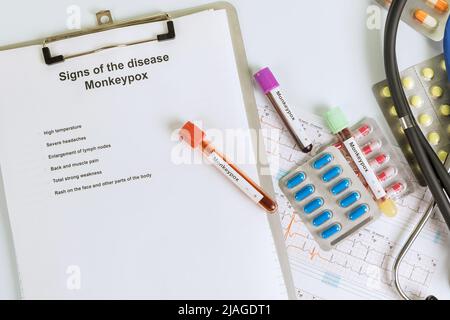 Campione di sangue infetto in provetta su pandemia per Monkeypox nuovo virus Foto Stock