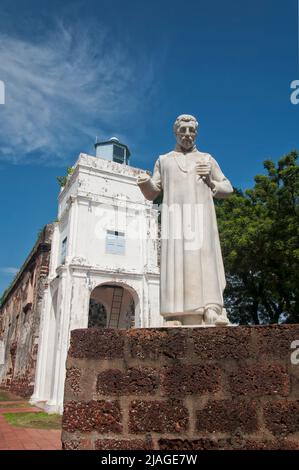 Le rovine storiche della chiesa cattolica di San Paolo, faro e statua di san francesco saverio a Melaka Malesia in una giornata di cielo blu. Foto Stock