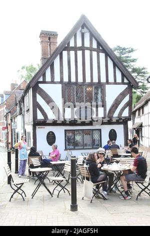 Turisti a Oken's House Tea Rooms, Warwickshire, West Midlands, Inghilterra, Regno Unito, 2022 Foto Stock