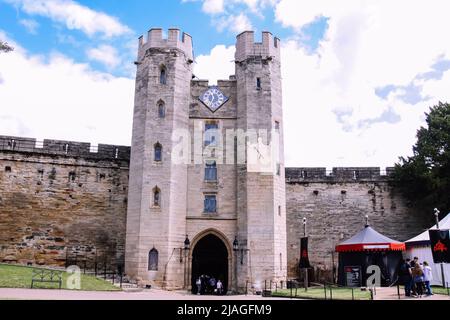 Ingresso casa porta al castello di Warwick, Warwickshire, Inghilterra, Regno Unito, 2022 Foto Stock