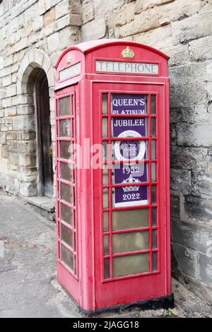 K2 scatola telefonica decorata per Queen's 70th Jubilee, Warwickshire, West Midlands, Inghilterra, Regno Unito, 2022 Foto Stock