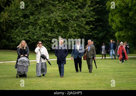 Amici, familiari e membri del pubblico arrivano per una cerimonia di inaugurazione di alberi e placche per il 50th° anniversario della tragedia di Battersea Park Big Dipper, a Battersea Park, nel sud-ovest di Londra. Cinque bambini sono stati uccisi e altri 13 feriti il 30 1972 maggio, quando le montagne russe Big Dipper sono crollate. Data foto: Lunedì 30 maggio 2022. Foto Stock