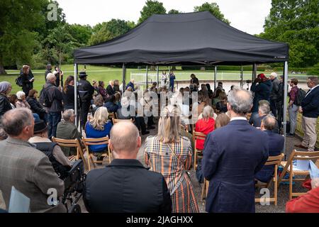 La gente partecipa a una cerimonia di inaugurazione di alberi e placche per il 50th° anniversario della tragedia di Battersea Park Big Dipper, a Battersea Park, nel sud-ovest di Londra. Cinque bambini sono stati uccisi e altri 13 feriti il 30 1972 maggio, quando le montagne russe Big Dipper sono crollate. Data foto: Lunedì 30 maggio 2022. Foto Stock