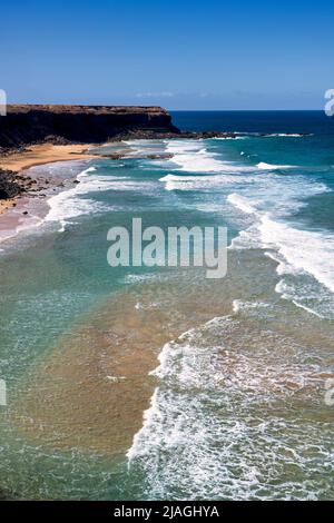 Vista lungo parte della spiaggia di El Cotillo sulla costa occidentale di Fuerteventura, Isole Canarie, Spagna. La spiaggia di El Cotillo è rinomata per il surf Foto Stock