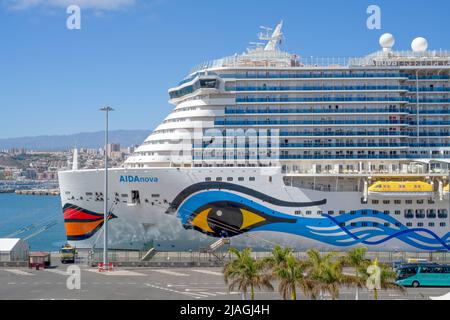 L'enorme nave da crociera tedesca AIDAnova, ormeggiato nel terminal delle navi da crociera a Las Palmas, capitale di Gran Canaria, Isole Canarie, Spagna Foto Stock