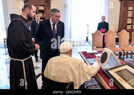 Città del Vaticano, Vaticano. 30 maggio 2022. Papa Francesco incontra Mukhtar Tileuberdi, vice primo ministro e ministro degli Esteri del Kazakistan. (Foto di Vatican Media). Credit: Media Vaticani/Picciarella/Alamy Live News Foto Stock