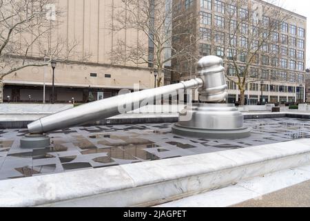 Columbus, Ohio, USA - 27 dicembre 2021: Scultura in gavel creata da Andrew Scott situata nel cortile dell'Ohio Judicial Center Foto Stock