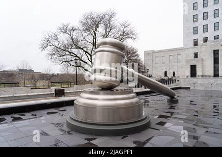 Columbus, Ohio, USA - 27 dicembre 2021: Scultura in gavel creata da Andrew Scott situata nel cortile dell'Ohio Judicial Center Foto Stock