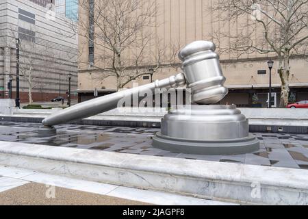 Columbus, Ohio, USA - 27 dicembre 2021: Scultura in gavel creata da Andrew Scott situata nel cortile dell'Ohio Judicial Center Foto Stock