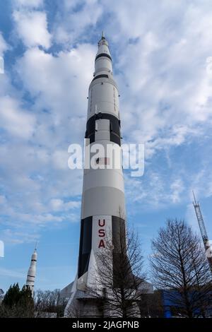 Huntsville, Alabama, Stati Uniti d'America - 29 dicembre 2021: Il mock-up full-scale del razzo Saturn V al centro spaziale e del razzo degli Stati Uniti a Huntsville, Alabama, Stati Uniti. Foto Stock