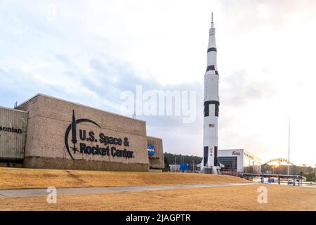 Huntsville, Alabama, USA - 29 dicembre 2021: La vista esterna del centro spaziale e del razzo degli Stati Uniti a Huntsville, Alabama, USA Foto Stock