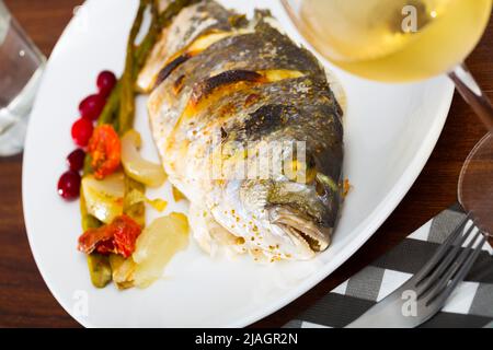 dorada alla griglia con verdure al forno Foto Stock