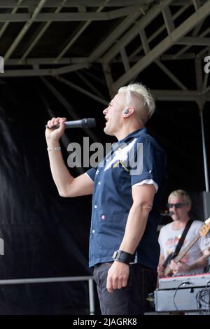 Primo piano di Joseph Washbourn che si esibisce con Toploader, al Deal Classic Car Show, Bettashanger Park, Kent Foto Stock