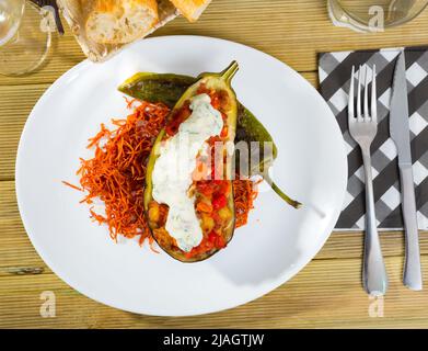 Vista dall'alto di melanzane al forno con verdure e salsa tzatziki Foto Stock