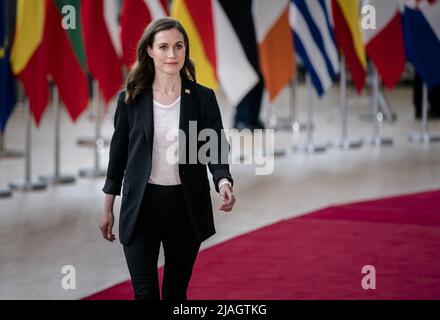 Bruxelles, Belgio, 2022-05-30 15:10:43 BRUXELLES - il primo ministro finlandese Sanna Marin si rivolge alla stampa in vista di un ulteriore vertice del Consiglio europeo di due giorni. I leader dei paesi dell'Unione europea stanno discutendo della crisi energetica e alimentare e delle lacune nella difesa europea. Essi cercano anche una via d'uscita dalla situazione di stallo per un embargo sul petrolio russo. ANP BART MAAT uscita paesi bassi - uscita belgio Foto Stock