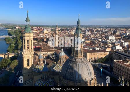 Vista della città dalla cima di una torre presso la Cattedrale-Basilica di nostra Signora del pilastro a Saragozza, Spagna Foto Stock