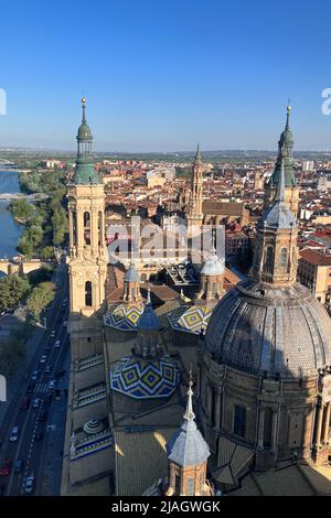 Vista della città dalla cima di una torre presso la Cattedrale-Basilica di nostra Signora del pilastro a Saragozza, Spagna Foto Stock