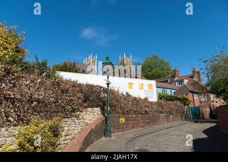 Le torri della Cattedrale da St Martins Street Lincoln città vecchia 2022 Foto Stock