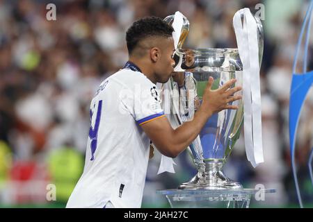 Parigi, Francia, 28th maggio 2022. Mariano Diaz del Real Madrid bacia il trofeo dopo aver raccolto la medaglia dei suoi vincitori durante la cerimonia di presentazione del trofeo dopo la partita della UEFA Champions League allo Stade de France di Parigi. Il credito d'immagine dovrebbe essere: Jonathan Moscrop / Sportimage Foto Stock