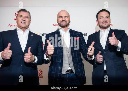 Varsavia, Polonia, 30/05/2022, Cezary Kulesza, Rafal Brzoska e Lukasz Wachowski si vedono in posa durante la conferenza stampa. La Polish Football Association ha ufficialmente annunciato durante una conferenza stampa allo Stadio Nazionale che InPost è diventato il nuovo sponsor strategico. La conferenza è stata presenziata dal presidente della PZPN (Polish Football Association) Cezary Kulesza e Rafal Brzoska, presidente di InPost, noto come il re dei pacchi della Polonia, che ha inventato gli armadietti automatici di e-commercio. Si stima che circa 16 milioni di polacchi utilizzino gli armadietti automatici dei pacchi di InPost. Foto Stock