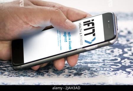 New York, USA, settembre 2021: Tenere in mano un telefono con l'app mobile ifit sullo schermo. Ifit è una piattaforma di salute e fitness leader del settore Foto Stock