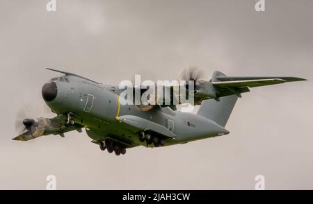 Il possente atlante del A400M che fa gli approcci di bassa pratica all'aeroporto di Welshpool Mid Wales. Foto Stock