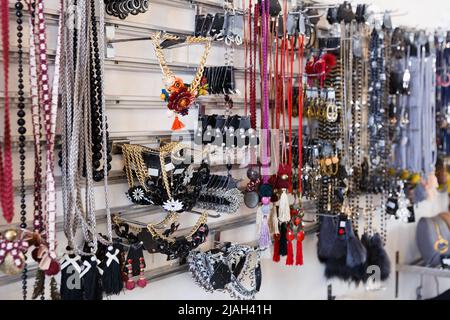 Immagine di collane colorate e bracciali Foto Stock