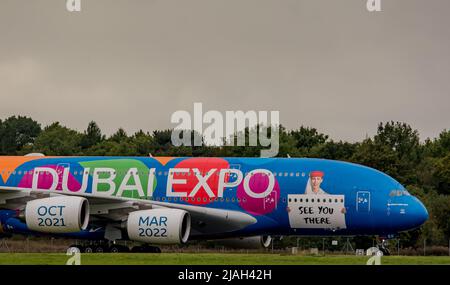 Il potente A380 Emirates expo colorato aereo. Foto Stock
