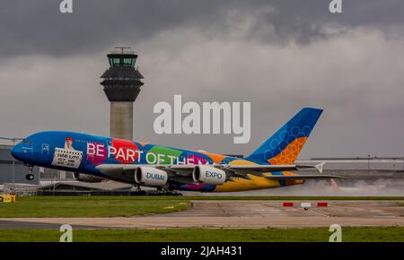 Il potente A380 Emirates expo colorato aereo. Foto Stock