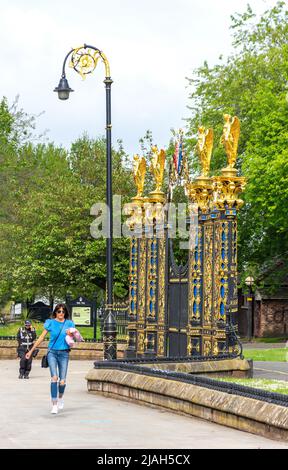 Le porte d'oro all'ingresso del Municipio di Warrington, Sankey Street, Warrington, Cheshire, Inghilterra, Regno Unito Foto Stock