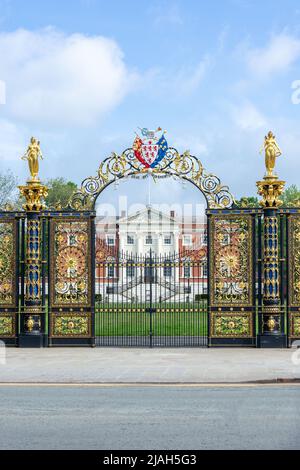 The Golden Gates and Warrington Town Hall, Sankey Street, Warrington, Cheshire, Inghilterra, Regno Unito Foto Stock