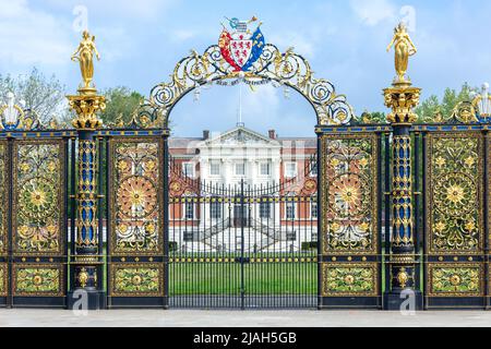 The Golden Gates and Warrington Town Hall, Sankey Street, Warrington, Cheshire, Inghilterra, Regno Unito Foto Stock