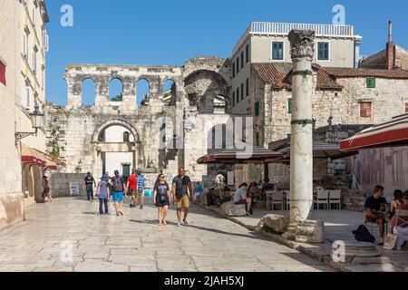 Antica porta e mura, Poljana kraljice Jelene, Città Vecchia, Spalato, Croazia Foto Stock