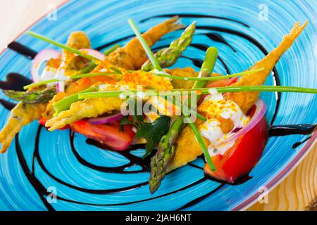 Acciughe in pastella con salsa e verdure Foto Stock