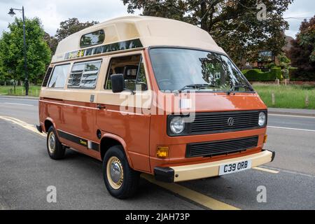 Un campervan Volkswagen 1986 marrone parcheggiato sulla strada, Regno Unito Foto Stock