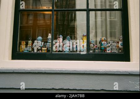 Robot giocattolo in piedi nella vetrina di Amsterdam Foto Stock