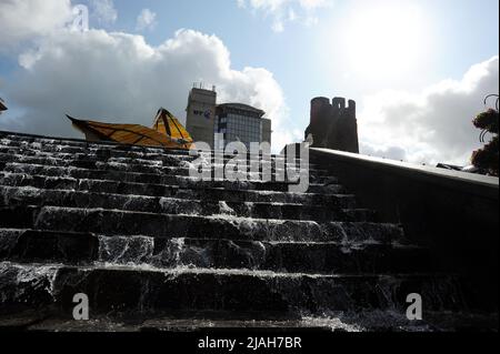 La cascata in Piazza del Castello con il Castello e BT Tower oltre. Foto Stock