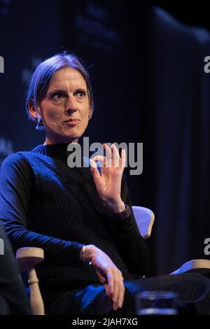 Hay-on-Wye, Galles, Regno Unito. 30th maggio 2022. Rebecca Mead parla con Philippe Sands al Festival Hay 2022, Galles. Credit: Sam Hardwick/Alamy. Foto Stock