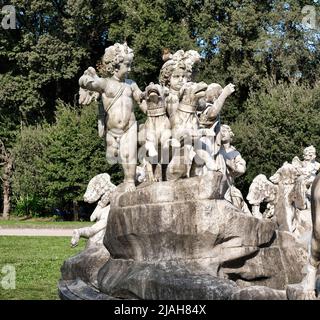 La bella fontana di Venere e Adonis nel parco della Reggia di Caserta Foto Stock