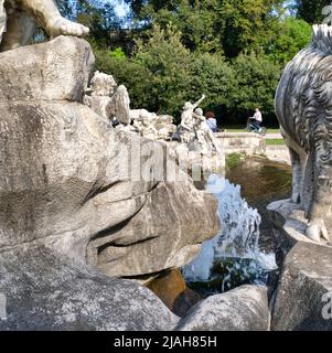 La bella fontana di Venere e Adonis nel parco della Reggia di Caserta Foto Stock