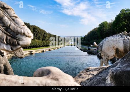 Il corso d'acqua con la Reggia di Caserta al fondo come appare dalla Fontana di Venere e Adonis Foto Stock